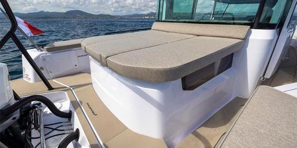 Axopar 37 XC Cross Cabin Deck