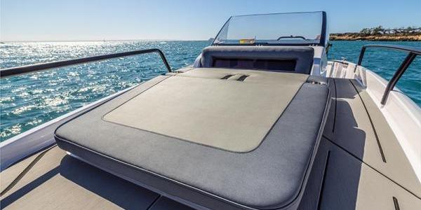 Axopar 25 Cross Bow Deck