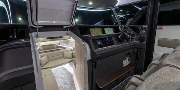 Axopar 45 XC Cross Cabin Saloon