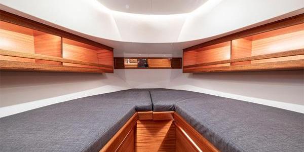 Paragon 31 Flybridge Cabin