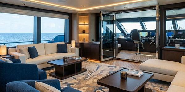 Catamaran Super Yacht 32m Saloon